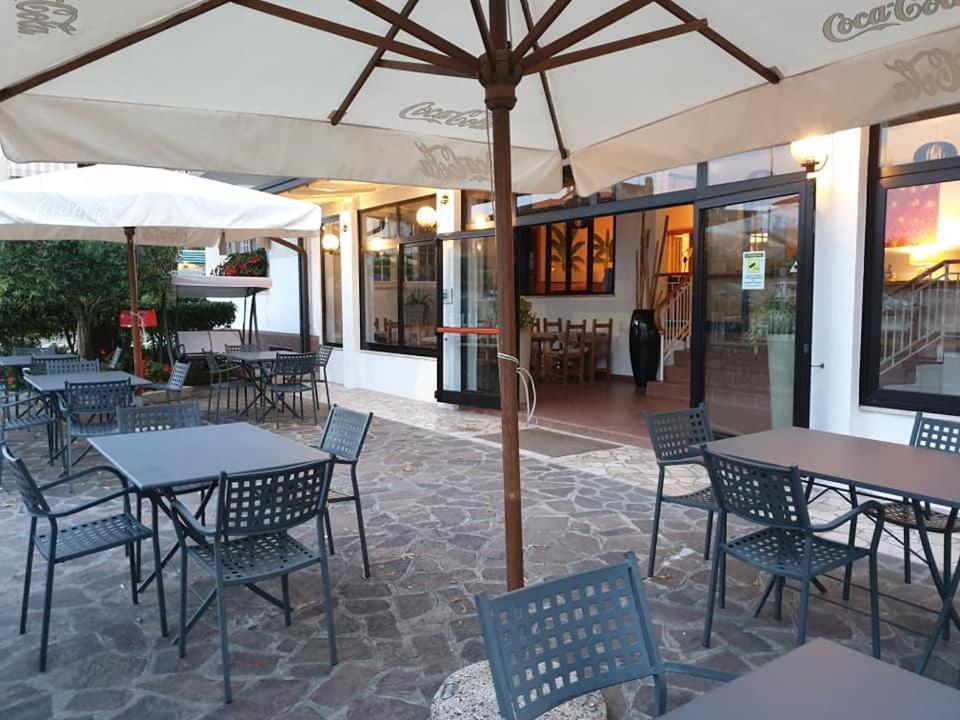 Hotel La Favorita 佩斯基耶拉德加达 外观 照片