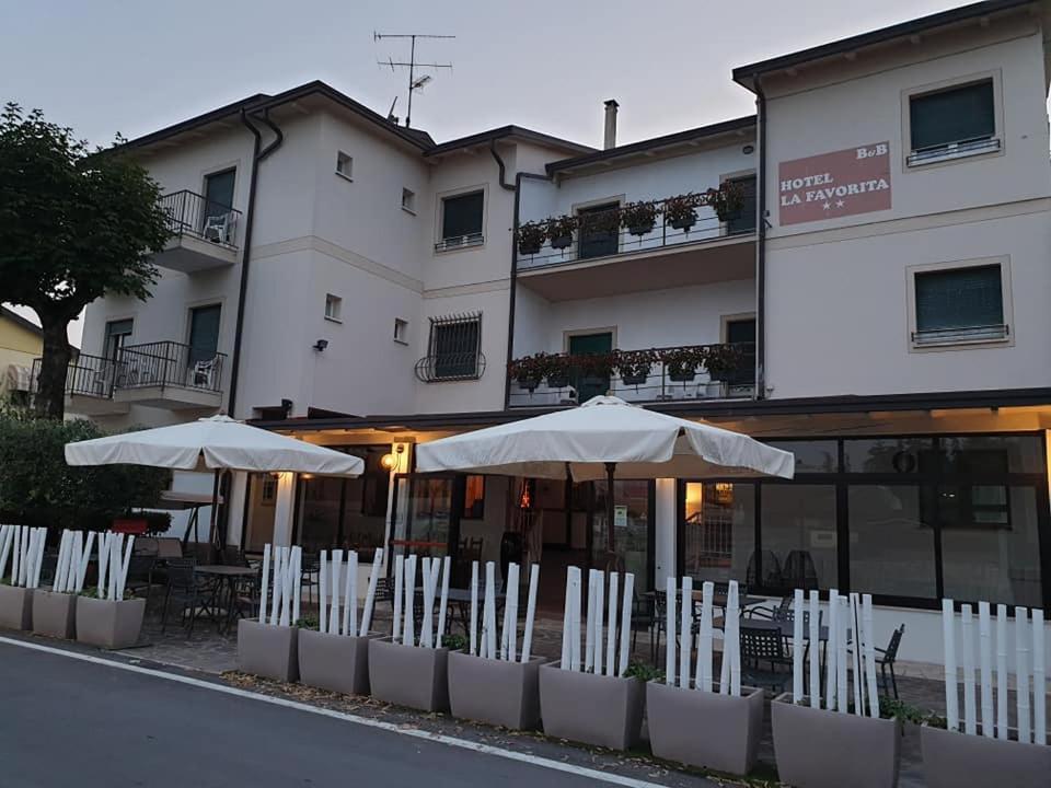 Hotel La Favorita 佩斯基耶拉德加达 外观 照片