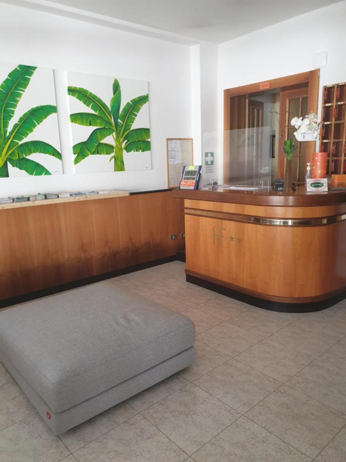 Hotel La Favorita 佩斯基耶拉德加达 外观 照片