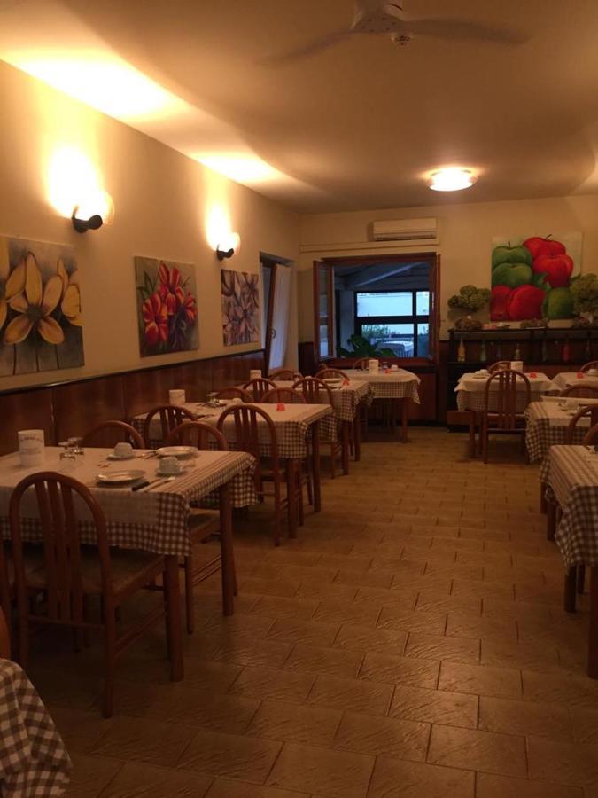 Hotel La Favorita 佩斯基耶拉德加达 外观 照片