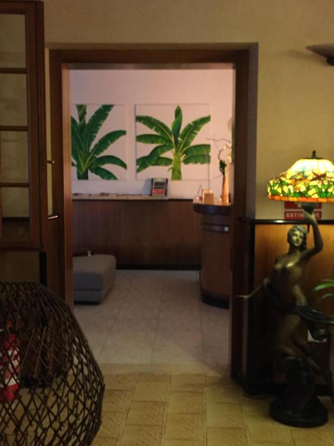 Hotel La Favorita 佩斯基耶拉德加达 外观 照片